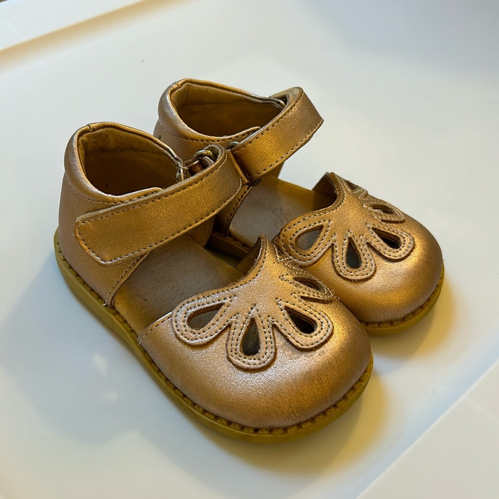 Livie & Luca Petal 2.0 Dew Drop Mary Jane,
Rose Gold, Sz 6, excellent condition